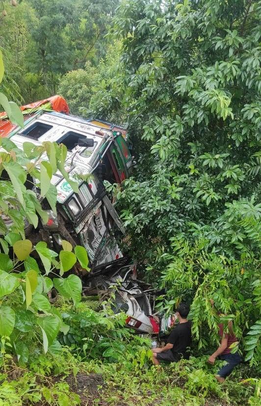 Locals, the first responders, at the site of the accident that occured in the Kandinu area of Tseminyu district on September 20.